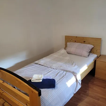 Haus 140 Qm Fuer Monteure アパート *